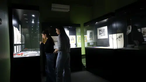 Dünyanın en küçük kitabı ve en hafif kâğıdı EÜ’de sergileniyor