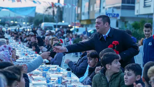Torbalı'da 3 bin kişi aynı sofrada oruç açtı
