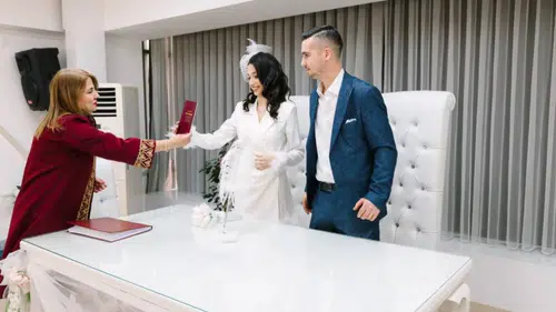 BALÇOVA’DA YENİ EVLENEN ÇİFTLERE ALIŞVERİŞ KARTI DESTEĞİ