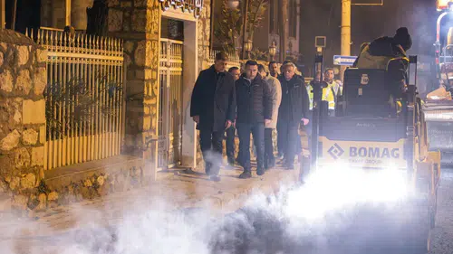 Başkan Tugay yol emekçileriyle gece mesaisinde buluştu