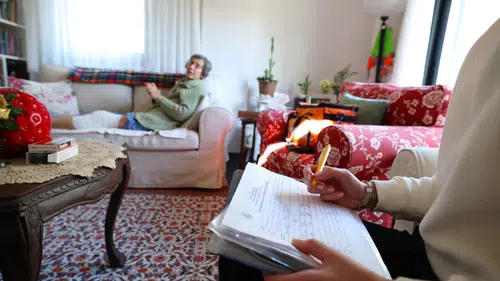 Çeşme Belediyesinden bayram öncesi anlamlı destek:Ev temizliği ve kişisel bakım hizmeti