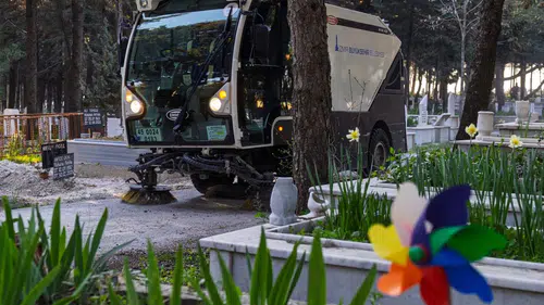 İzmir’de mezarlıklar Ramazan Bayramı’na hazırlanıyor