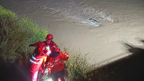 Menderes’te araç dereye uçtu, İzmir İtfaiyesi seferber oldu