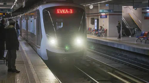 Bornova’da metro hattında raylar yenileniyor