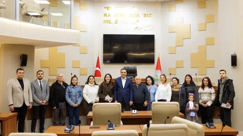 BAŞKAN YİĞİT, YENİ EVLENEN ÇİFTLERE DESTEK KARTLARINI TESLİM ETTİ