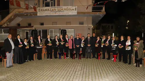 Bayındır'da Müzik ve Çiçeklerle Dolu Akşam: Kadınlar Günü Ramazan Sokağı'nda Kutlandı