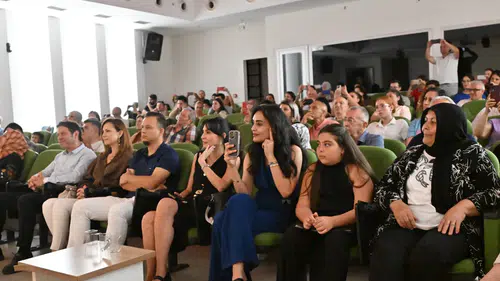 Manisa'da sanat rüzgarı: Kursiyerler hünerlerini sahnede sergiledi