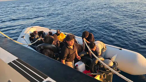 Seferihisar açıklarında umuda yolculuk yarıda kaldı: 20 kişi yakalandı