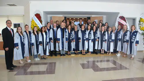 Ege’nin beyaz önlüklüleri sahada: 51. dönem mezunları yemin ederek göreve başladı
