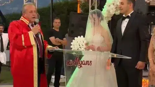 Manisa’daki düğünde sıra dışı nikah şovu: GBT sorgusuyla davetlileri kahkahaya boğdu