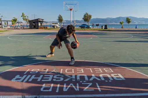 Spor istasyonlarının üçüncüsü Bostanlı’da hizmete açıldı