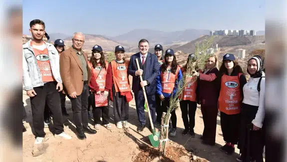 İzmir'de 115 bin fidan daha toprakla buluştu, 23 yılda 74 milyon fidan dikildi