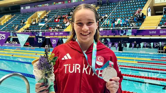 Göztepe’nin Pınar Dönmez'i Riyad'da altın ve gümüş madalya ile Türk yüzmesini gururlandırdı