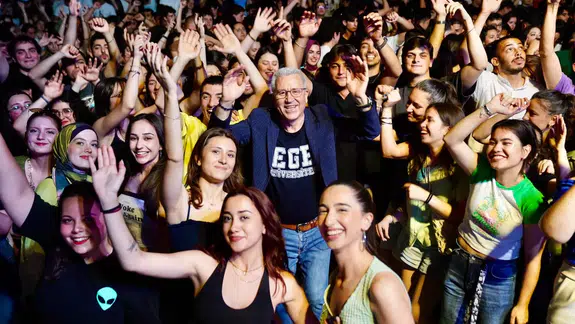 Rektör Prof. Dr. Budak, The Rocktors ile sahne aldı