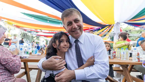 Başkan Tugay çocuklarla buluşmaya devam ediyor