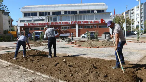Bayraklı'da parklar yenileniyor