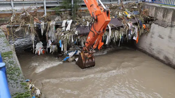 İzmir’de kuvvetli yağış alarmı: 1310 personel, 342 araç ve 200 pompa ile sahada
