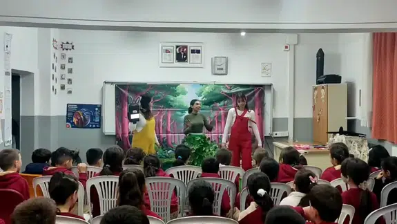 Mobil çocuk tiyatrosu Portatif Sahne, çocuklarla buluşmaya başladı