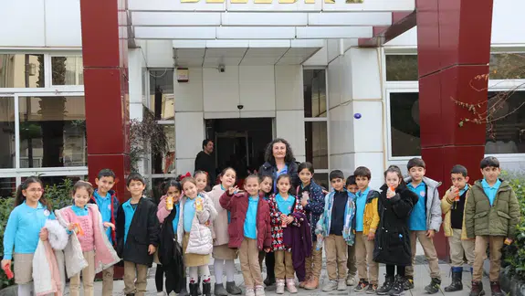 Seferihisar’da miniklerden anlamlı ziyaret: Başkan Yetişkin öğrencilerle buluştu