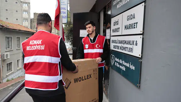 Konak’ta kimse yalnız değil: Tekerlekli sandalyesine Konak Belediyesi ile ulaştı