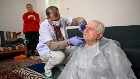 Bornova’da yaşlı ve engelliler evlerinde yalnız değil