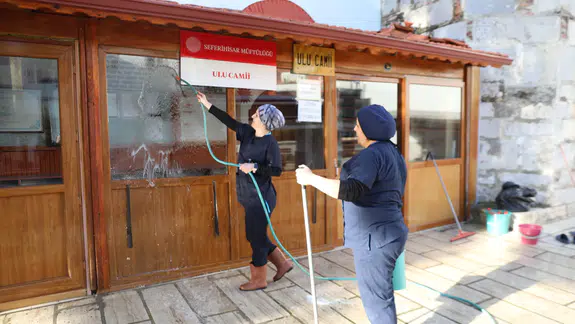 Seferihisar Belediyesi, Ramazan öncesi camilerde kapsamlı temizlik ve bakım çalışmaları başlattı.