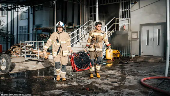 Bornova’daki fabrika yangını söndürüldü
