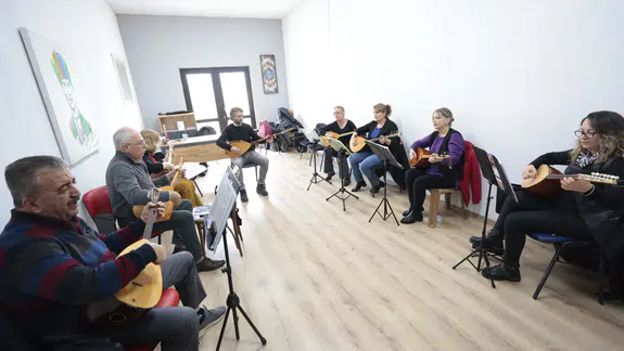 Konak’ta ücretsiz bağlama kursuna yoğun ilgi