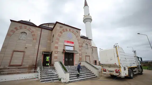 Çeşme Belediyesinden Ramazan öncesi camilerde kapsamlı temizlik