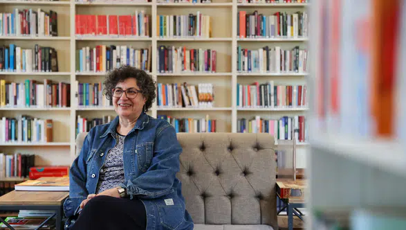 İspanyol kadın Cumhuriyet Kütüphanesi’nin hayranı oldu