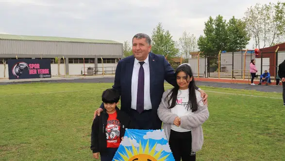 Bayındır’da 23 Nisan Coşkusu Gökyüzüne Taşındı: Stadyumda Uçurtma Şenliği
