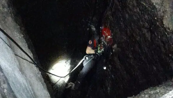 Kuyuya düşen kuzuya itfaiyeden nefes kesen kurtarma