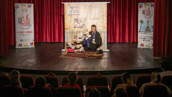 Bornova’da çocuk tiyatrosuna yoğun ilgi