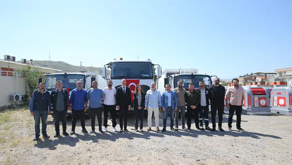 Karşıyaka’nın temizlik filosu üç yeni kamyonla güçlendi