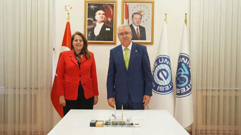 Egeli araştırmacıların ürettiği  ‘Sağlıkta Güvenli İlaç Hazırlama Önlüğü’ faydalı model belgesi aldı