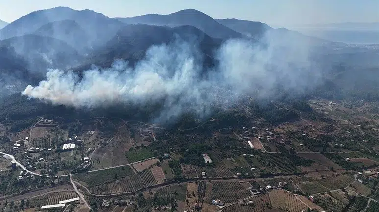 İzmir’de Orman Kabusu: Menderes ve Seferihisar Alev Alev, Köyler Boşaltıldı!