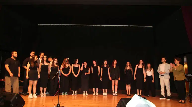 EÜ Yabancı Dil Yüksekokulu öğrencilerinden İngilizce konser performansı