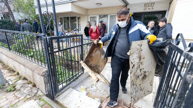 Karşıyaka Belediyesi’nden çöp eve müdahale: 3 ton atık çıkarıldı