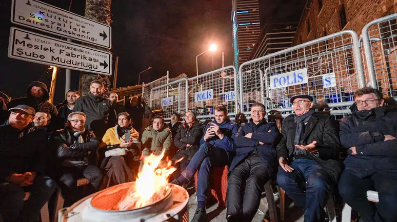 Meslek Fabrikası önünde gece nöbeti