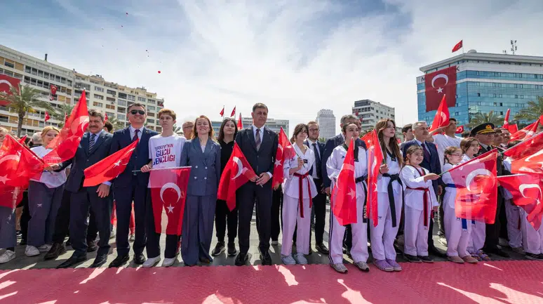 Her yer Türk bayrağı, her yer Atatürk
