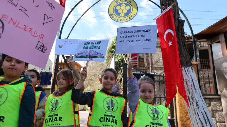 Minik öğrenciler kütüphanede kitaplarla buluştu