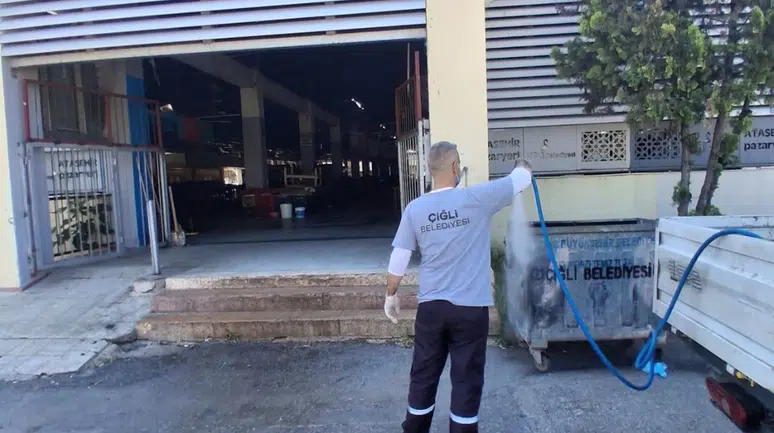 Çiğli Belediyesi Bayramda da Temizlik Mesaisine Ara Vermedi