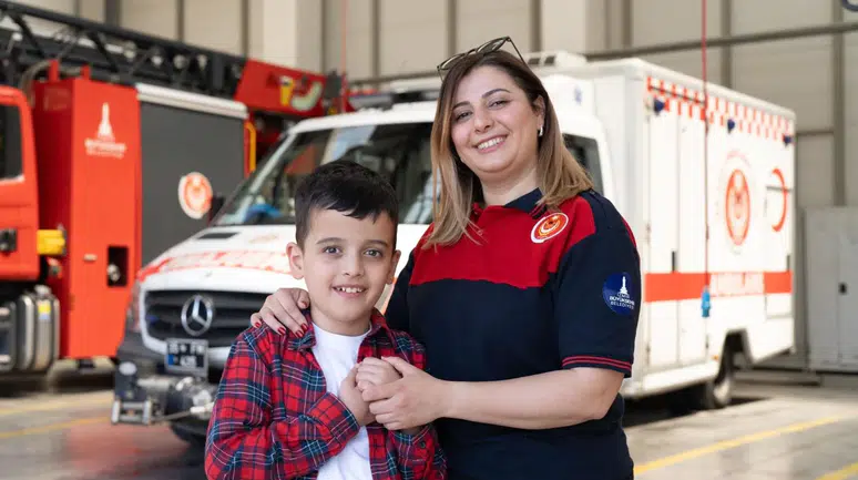 Yangında hayat kurtarıyor, evde oğlunun umudu oluyor