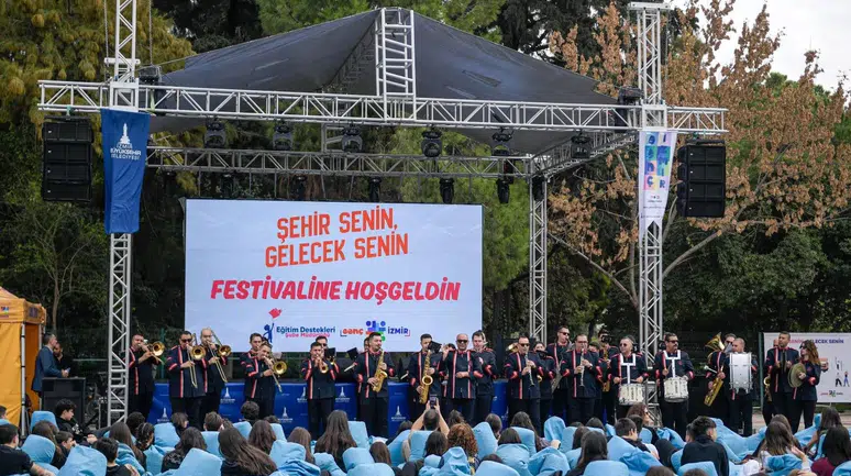 İzmir gençlere alan açıyor