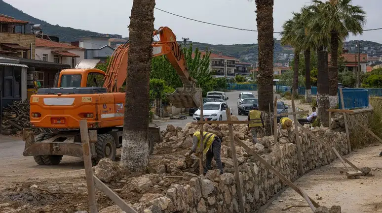 Yeni Foça’da tarihi dere yatağı güçlendiriliyor