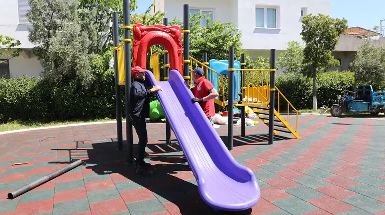 Menderes'teki Yeşil Alanlar Modernizasyon Çalışmalarıyla Güzelleşiyor