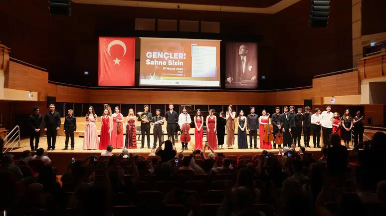 Gençler sahneye sahip çıktı