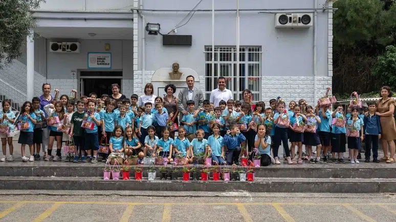 Bornovalı minik eller toprakla buluşuyor