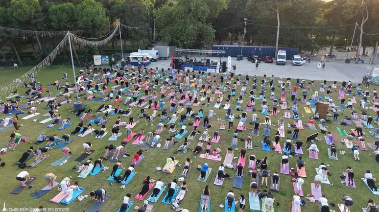 Matlar çimlere serildi Kültürpark'ta yoga rüzgârı esti
