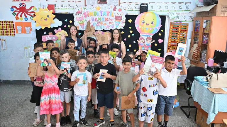 Başkan Tugay’dan Kiraz ve Aliağalı çocuklara karne hediyesi